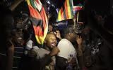 Chùm ảnh dân Zimbabwe nhảy múa trên phố sau khi Tổng thống từ chức