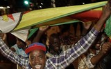 Chùm ảnh dân Zimbabwe nhảy múa trên phố sau khi Tổng thống từ chức