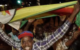 Chùm ảnh dân Zimbabwe nhảy múa trên phố sau khi Tổng thống từ chức