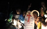 Chùm ảnh dân Zimbabwe nhảy múa trên phố sau khi Tổng thống từ chức