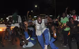 Chùm ảnh dân Zimbabwe nhảy múa trên phố sau khi Tổng thống từ chức