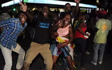 Chùm ảnh dân Zimbabwe nhảy múa trên phố sau khi Tổng thống từ chức