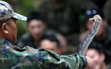 Cận cảnh lính Mỹ uống máu rắn hổ mang, ăn tắc kè trong tập trận Hổ mang vàng