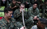 Cận cảnh lính Mỹ uống máu rắn hổ mang, ăn tắc kè trong tập trận Hổ mang vàng