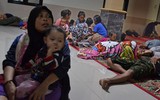 [Ảnh] Cận cảnh hiện trường tan hoang do sóng thần tấn công ở Indonesia