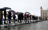 [ẢNH] Khách du lịch bì bõm lội nước… khi tới Venice, Italy