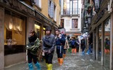 [ẢNH] Khách du lịch bì bõm lội nước… khi tới Venice, Italy