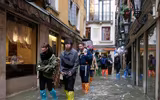 [ẢNH] Khách du lịch bì bõm lội nước… khi tới Venice, Italy