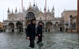 [ẢNH] Khách du lịch bì bõm lội nước… khi tới Venice, Italy