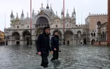 [ẢNH] Khách du lịch bì bõm lội nước… khi tới Venice, Italy