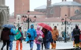 [ẢNH] Khách du lịch bì bõm lội nước… khi tới Venice, Italy