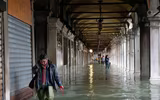 [ẢNH] Khách du lịch bì bõm lội nước… khi tới Venice, Italy