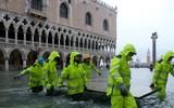 [ẢNH] Khách du lịch bì bõm lội nước… khi tới Venice, Italy