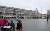 [ẢNH] Khách du lịch bì bõm lội nước… khi tới Venice, Italy