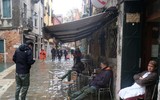 [ẢNH] Khách du lịch bì bõm lội nước… khi tới Venice, Italy