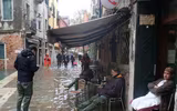 [ẢNH] Khách du lịch bì bõm lội nước… khi tới Venice, Italy