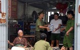 Công an Hà Nội chung sức hỗ trợ, giúp đỡ người dân vùng ngập lụt huyện Chương Mỹ