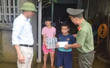 Công an Hà Nội chung sức hỗ trợ, giúp đỡ người dân vùng ngập lụt huyện Chương Mỹ