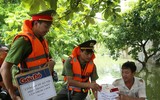 Công an Hà Nội chung sức hỗ trợ, giúp đỡ người dân vùng ngập lụt huyện Chương Mỹ