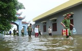 Công an Hà Nội chung sức hỗ trợ, giúp đỡ người dân vùng ngập lụt huyện Chương Mỹ