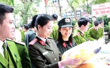 Nữ cảnh sát cơ động 6 lần trao tặng 
