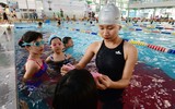 Nhộn nhịp các lớp học bơi dịp hè
