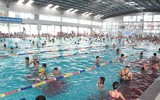 Nhộn nhịp các lớp học bơi dịp hè