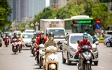 Nắng nóng gay gắt, người dân Hà Nội trùm kín mít khi ra đường