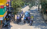 Nắng nóng gay gắt, người dân Hà Nội trùm kín mít khi ra đường