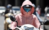 Nắng nóng gay gắt, người dân Hà Nội trùm kín mít khi ra đường