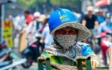 Nắng nóng gay gắt, người dân Hà Nội trùm kín mít khi ra đường