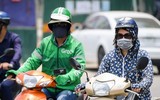 Nắng nóng gay gắt, người dân Hà Nội trùm kín mít khi ra đường