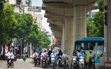 Nắng nóng gay gắt, người dân Hà Nội trùm kín mít khi ra đường