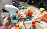 Người lao động mưu sinh giữa nắng nóng