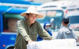 Người lao động mưu sinh giữa nắng nóng