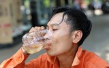 Người lao động mưu sinh giữa nắng nóng
