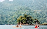 Thưởng ngoạn khung cảnh non nước hữu tình bằng thuyền kayak