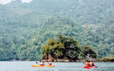 Thưởng ngoạn khung cảnh non nước hữu tình bằng thuyền kayak