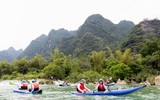 Thưởng ngoạn khung cảnh non nước hữu tình bằng thuyền kayak