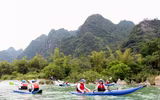 Thưởng ngoạn khung cảnh non nước hữu tình bằng thuyền kayak