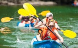 Thưởng ngoạn khung cảnh non nước hữu tình bằng thuyền kayak