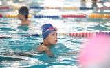Bể bơi trong nhà hút khách những ngày nắng nóng