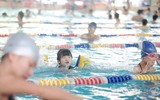Bể bơi trong nhà hút khách những ngày nắng nóng