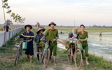 Những chiến sĩ công an hăng hái xuống đồng giúp dân cấy lúa