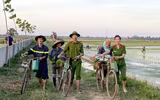 Những chiến sĩ công an hăng hái xuống đồng giúp dân cấy lúa