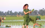 Những chiến sĩ công an hăng hái xuống đồng giúp dân cấy lúa