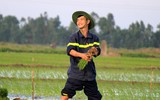 Những chiến sĩ công an hăng hái xuống đồng giúp dân cấy lúa