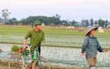 Những chiến sĩ công an hăng hái xuống đồng giúp dân cấy lúa
