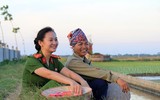 Những chiến sĩ công an hăng hái xuống đồng giúp dân cấy lúa