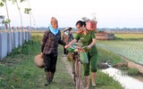 Những chiến sĩ công an hăng hái xuống đồng giúp dân cấy lúa